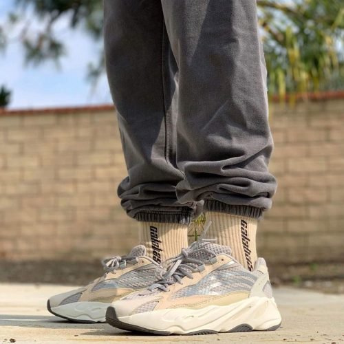 yeezy-boost-700-v2-cream-gy7924_6_dy88kh_1800x1800