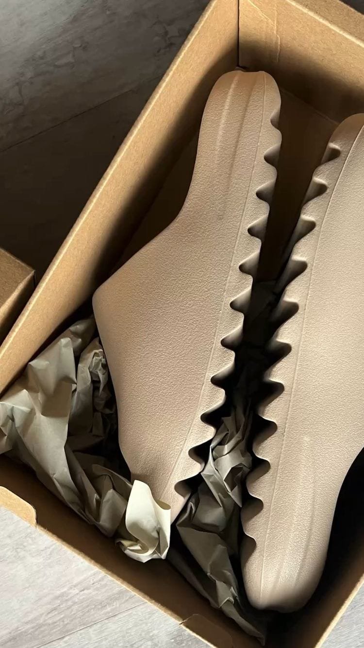 Yeezy Slides Core photo review
