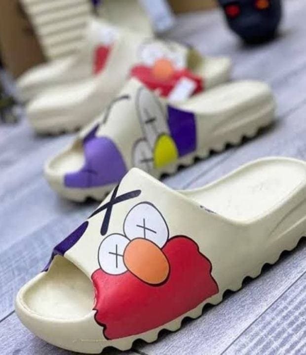 Yeezy Slides ‘Desert Sand’ Cartoon photo review
