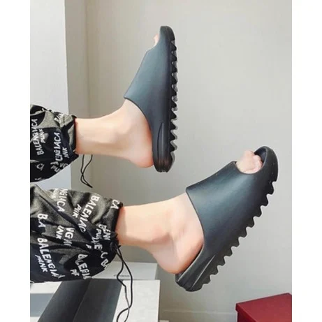 Yeezy Slide Black photo review