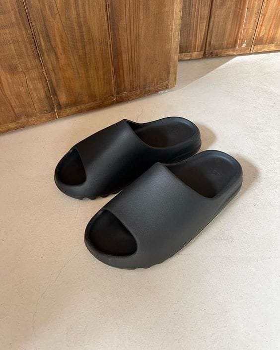 Yeezy Slide Black photo review
