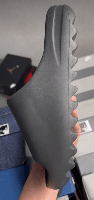 Yeezy Slide Black photo review