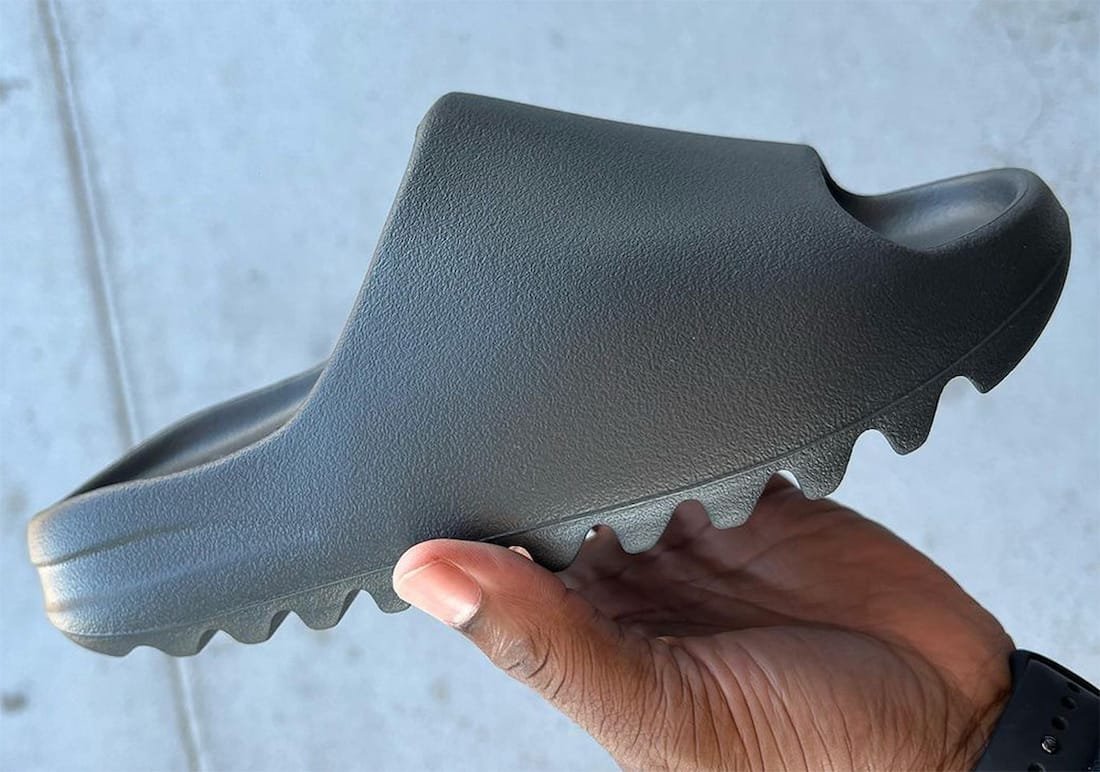 Yeezy Slide Black photo review