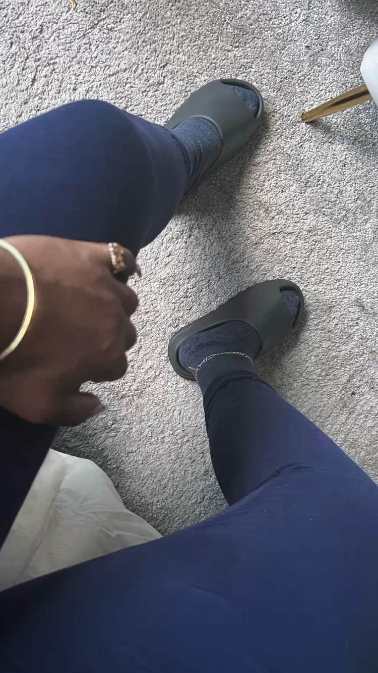 Yeezy Slide Black photo review