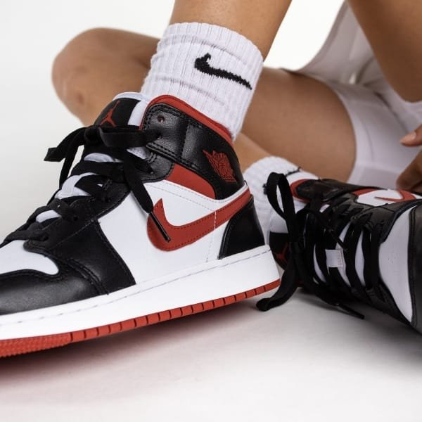Air-Jordan-1-Mid--Gym-Red--SYRUP-1624813429_1800x1800