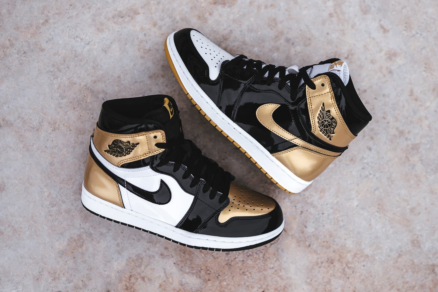 nike-air-jordan-1-retro-high-og-nrg_black-black-metallic-gold_861428-001-bstnstore-3
