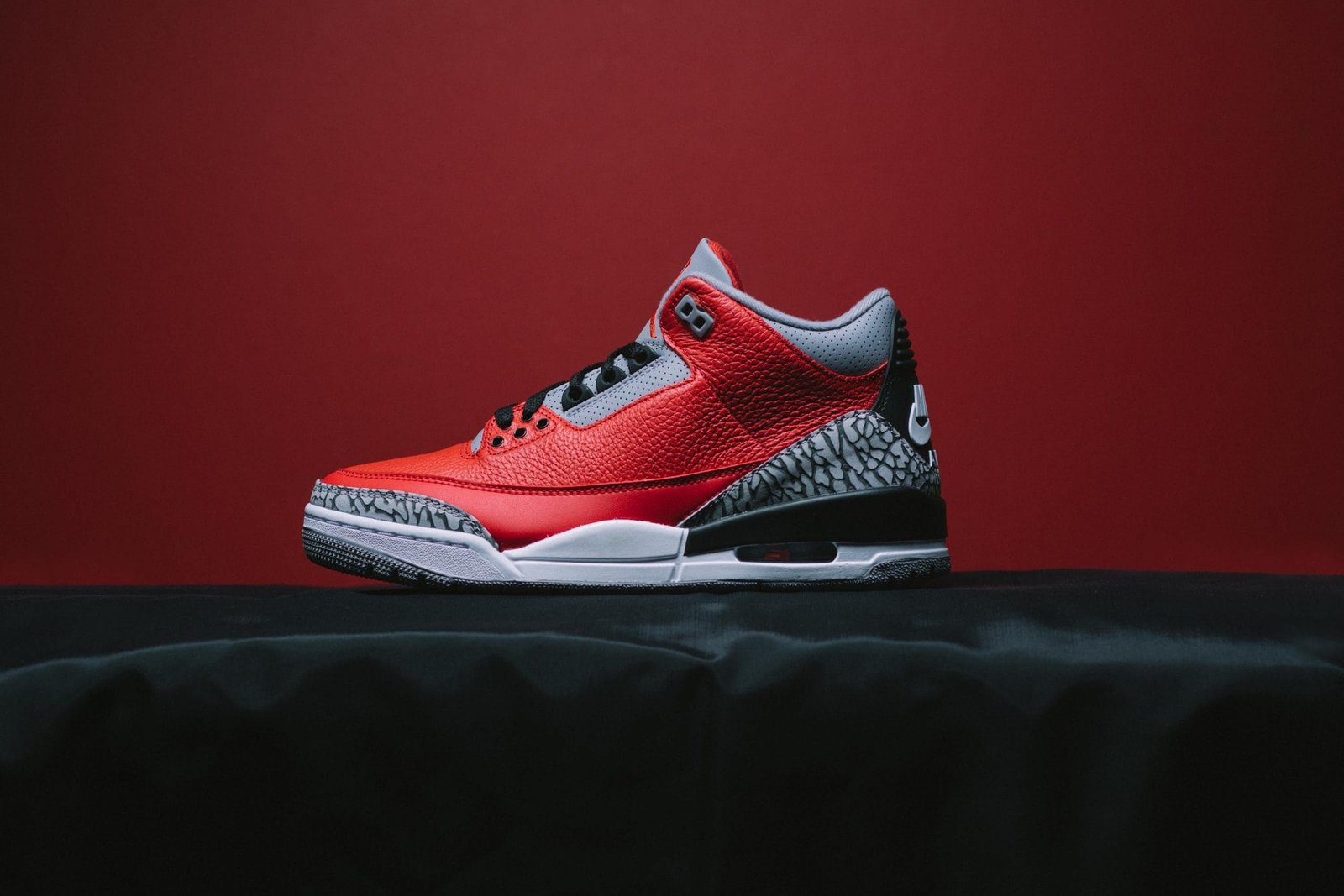 Sneaker_Politics_Air_Jordan_3_Retro_SE_Fire_Red_Cement_Grey_CK56692_600_3