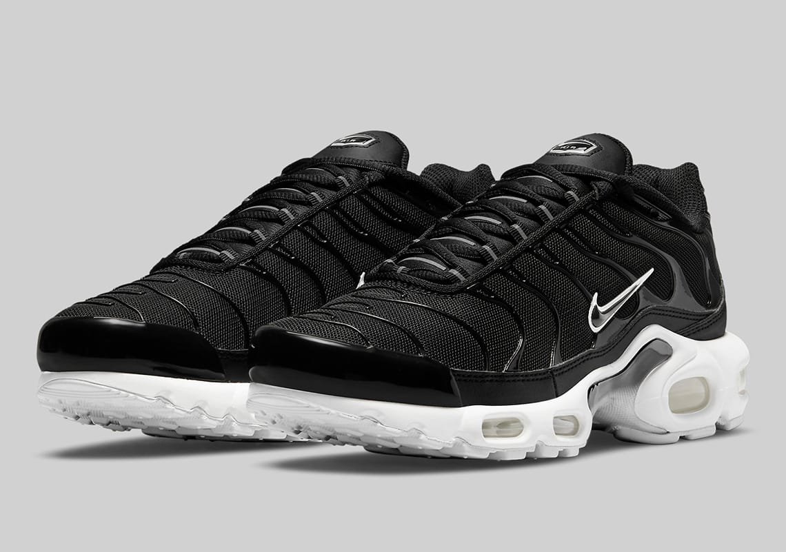 Nike-Air-Max-Plus-Black-White-DM2362-001-4
