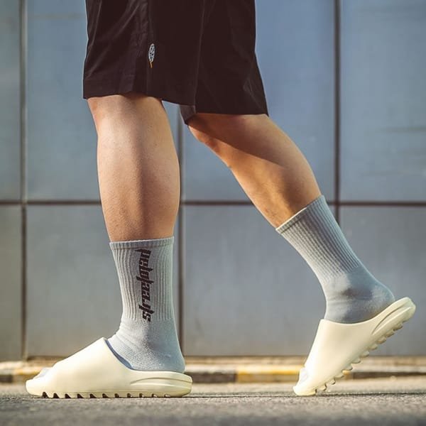 yeezy-slide-on-feet-(1)